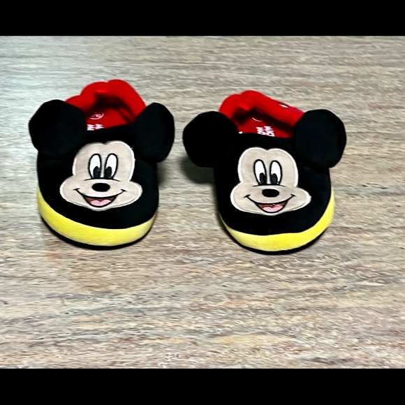 Disney’s Mickey Mouse set of hat and slippers for toddlers - Picture 8 of 11